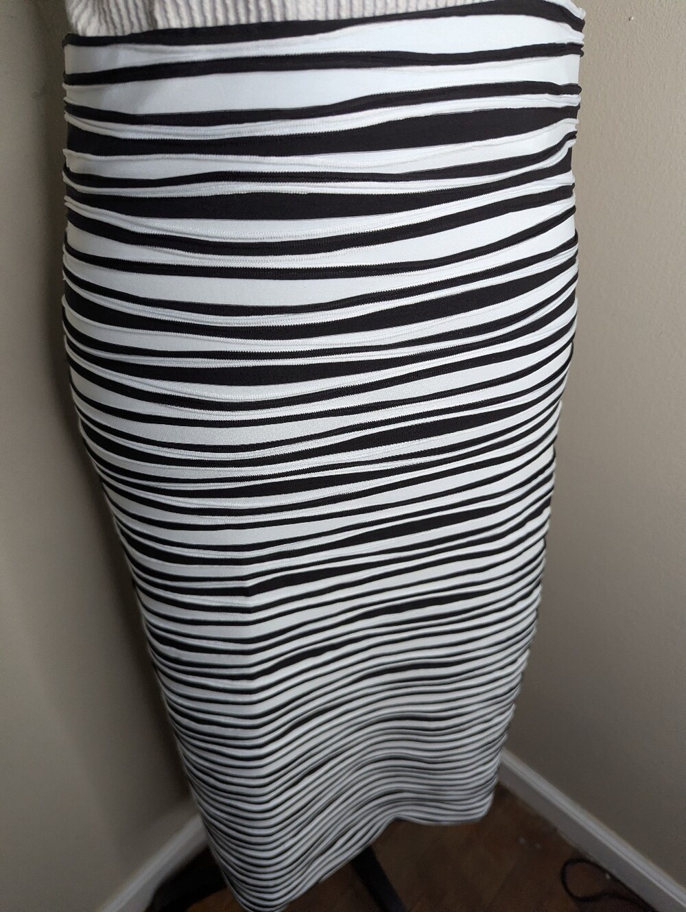 Black And White Ridgged Skirt Large - Picture 7 of 8